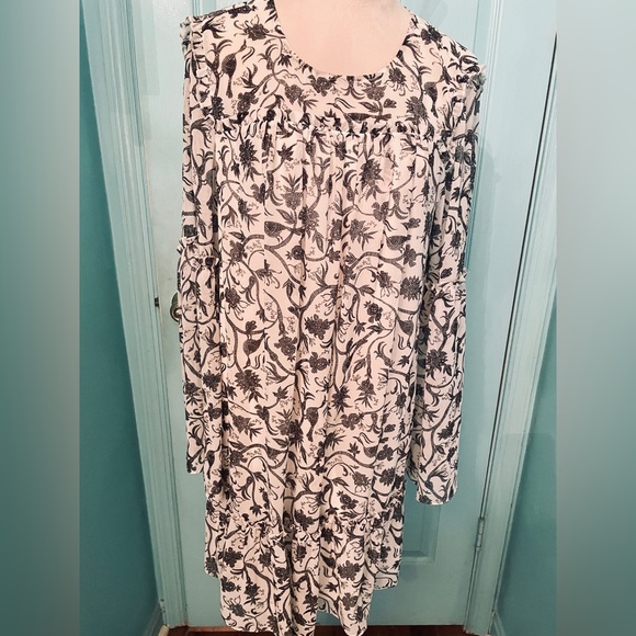 Kensie Dresses & Skirts - Kenzie Knee Length Bell Sleeve Chiffon Dress w/Built-in Cami Underlay. L. Flowey